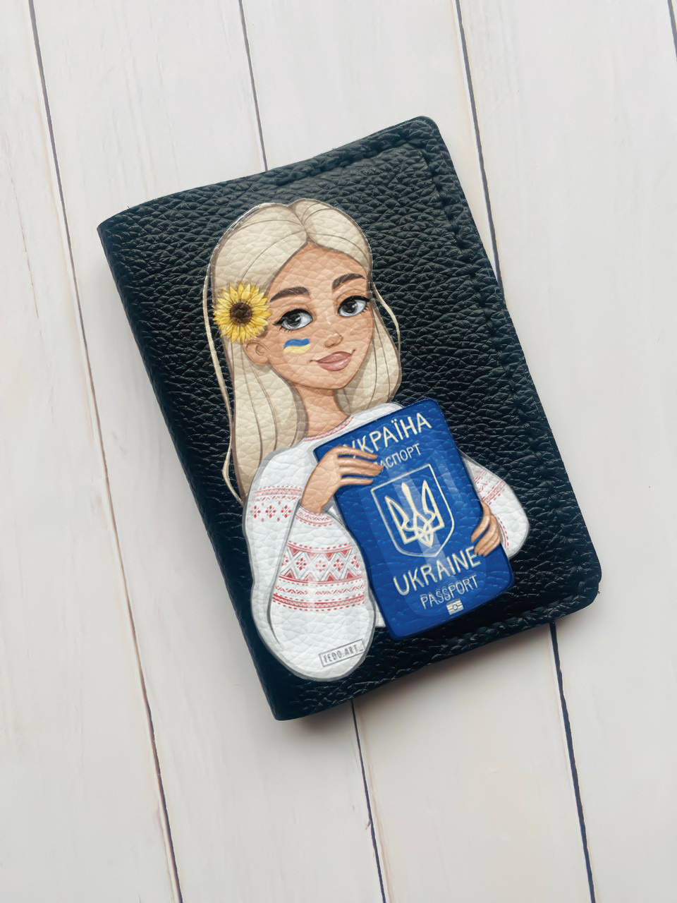 Шкіряна обкладинка на паспорт книжечку Дівчина з паспортом (патріотичний принт 13)