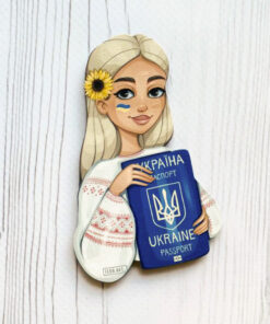 Магнітик Дівчина з паспортом (патріотичний принт 13)